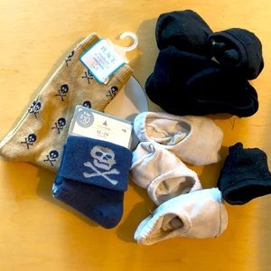Baby gap children’s place skull & cross bones sock